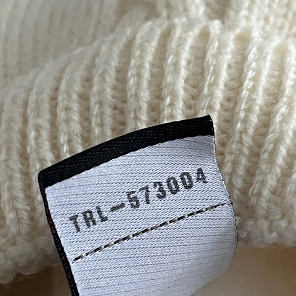 Canada Goose Merino Wool Winter Toque Ivory Cable Knit Beanie Pom-Pom Child Hat. - Picture 8 of 9